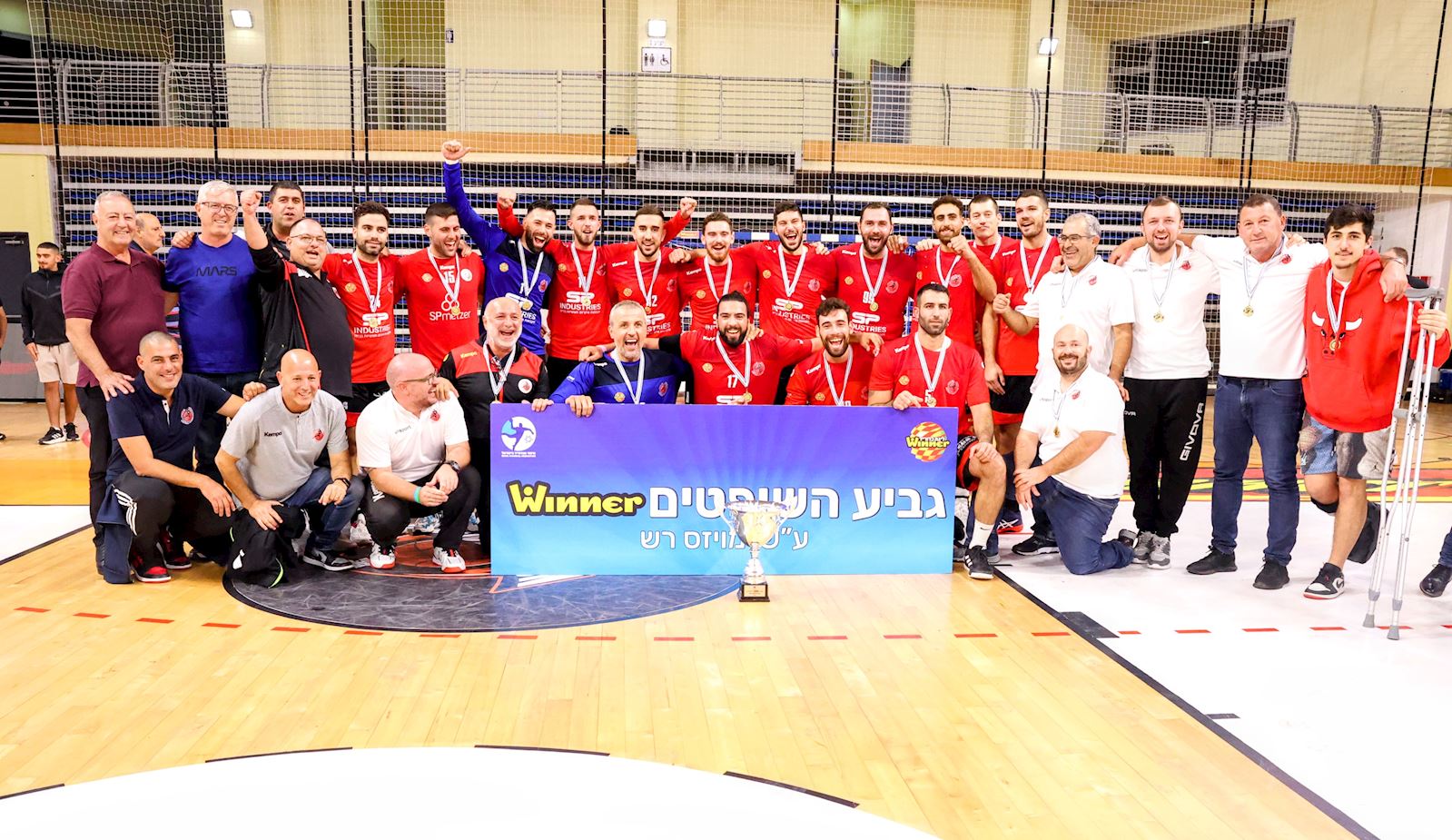 תואר ראשון: הפועל אשדוד מחזיקת גביע ווינר-שופטים
