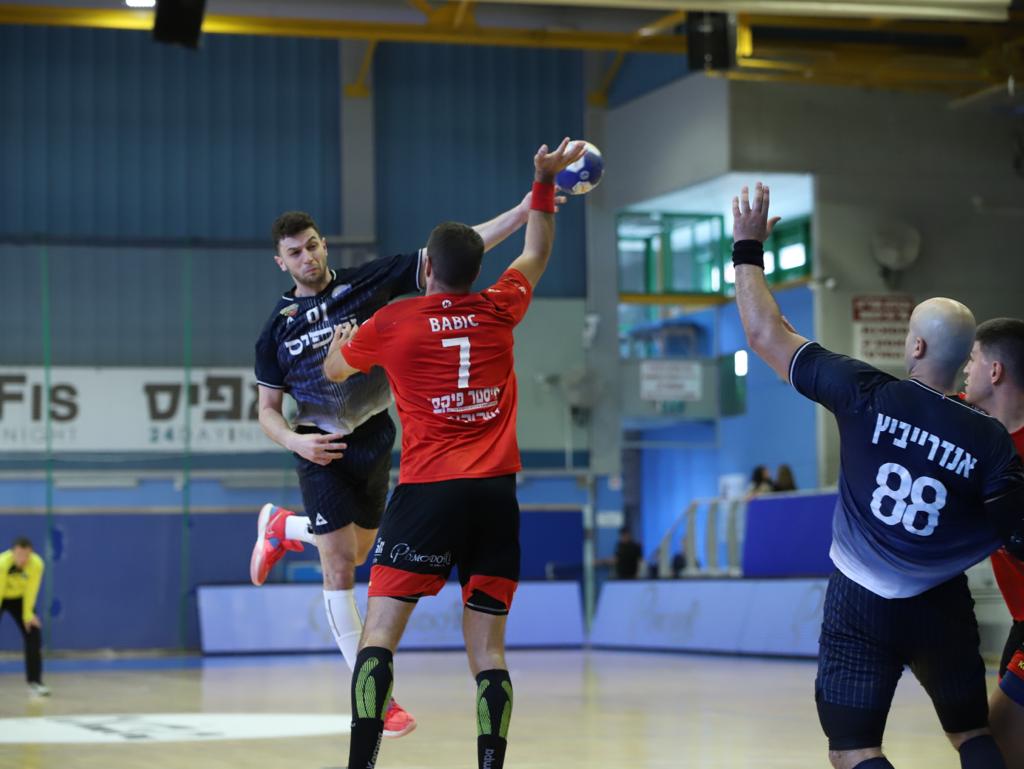 פליאוף: האלופה צלחה את המשחק הראשון בהרצליה