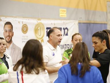 מאמן בנות הרצליה מאקסיץ' לקראת המחזור ה-5 באתנה 